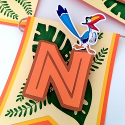 Banderín con nombre en relieve